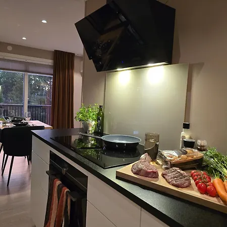 Modern Luxury Villa- Free Parking Leilighet