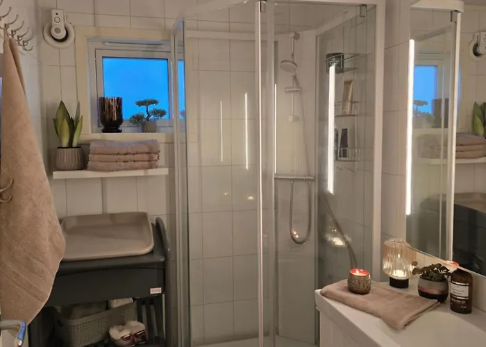 Modern Luxury Villa- Free Parking *