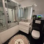Lägenhet Modern Luxury Villa- Free Parking *